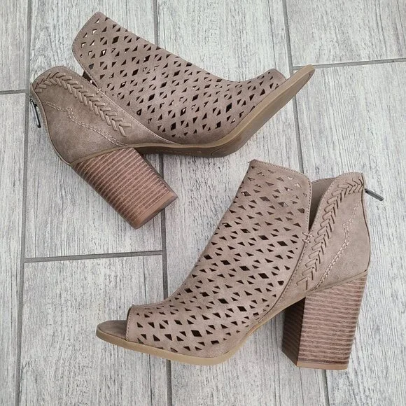 Indigo Rd. ankle booties perforated taupe women's size 9.5 - Picture 7 of 12